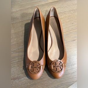 Low wedge heel pumps